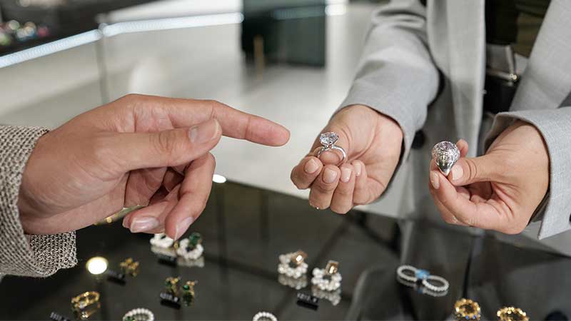 Aur vs Argint – Cum alegi bijuteriile care îți pun în valoare trasaturile