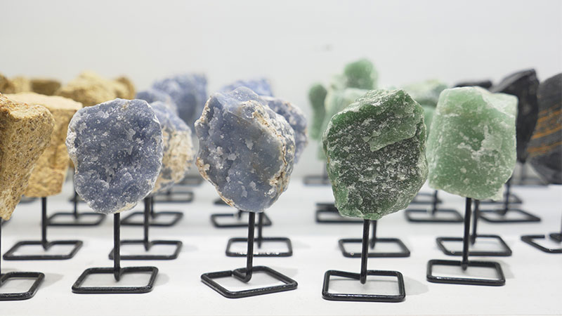 Cum deosebesti pietrele naturale de cele sintetice? 