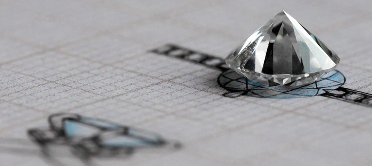 Diamant așezat pe o schiță de design de inel, &icirc;n atelierul StilUnic
