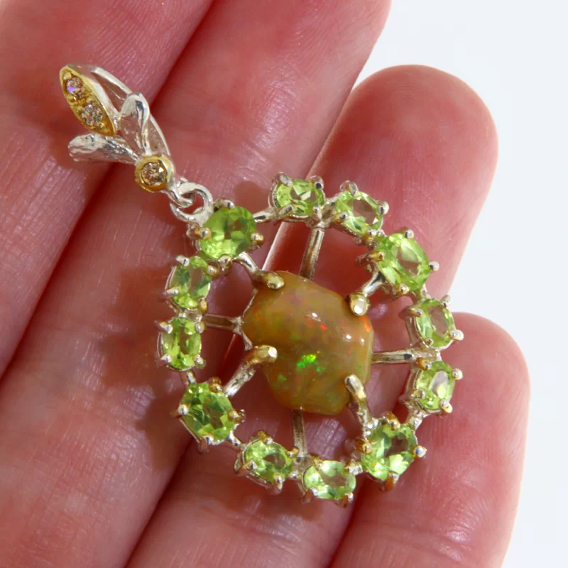 Pandant Argint 925 Accente Aurite Opal Peridot Naturale - Stralucire si Eleganta