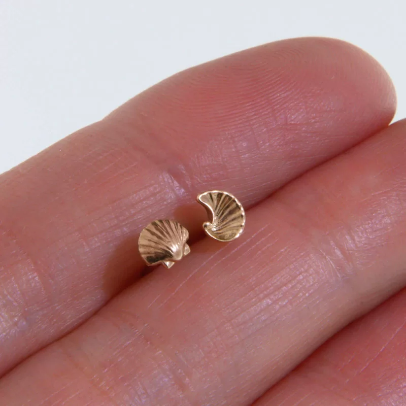 Cercei Stud Aur Roz 14k Scoici - Armonie marina