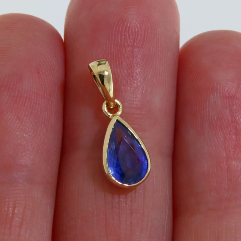 Pandantiv Aur Galben 14k Safir Albastru de Ceylon Para - Puritate si Noblete