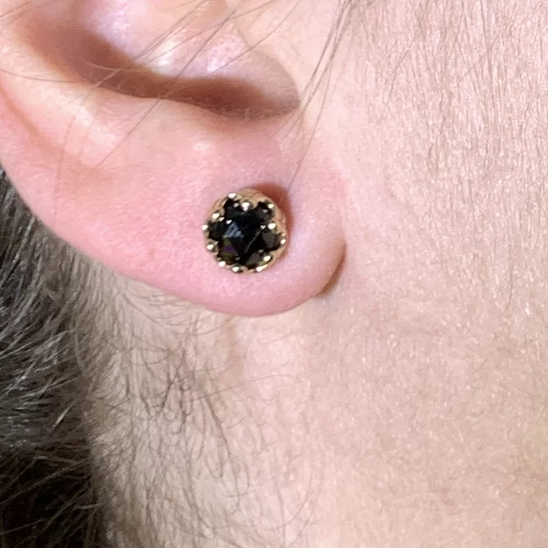 Cercei Stud Aur Galben 14k Spinel Negru Natural Colectia Miniature Royals - Eleganta Magnetica