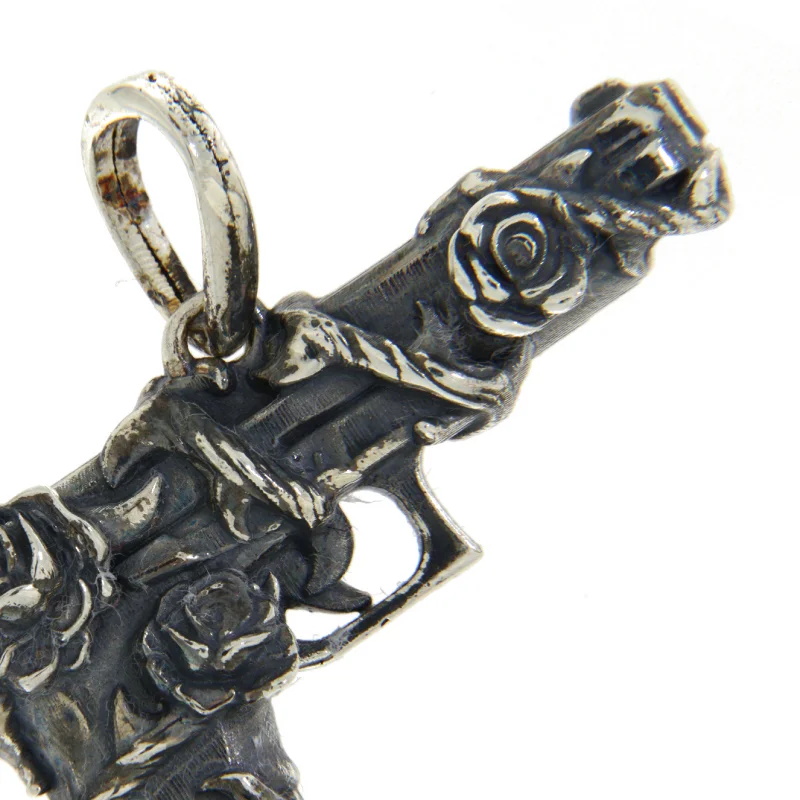 Pandantiv Argint 925 Pistol Vintage cu Trandafiri – Contrast între Forță și Eleganță