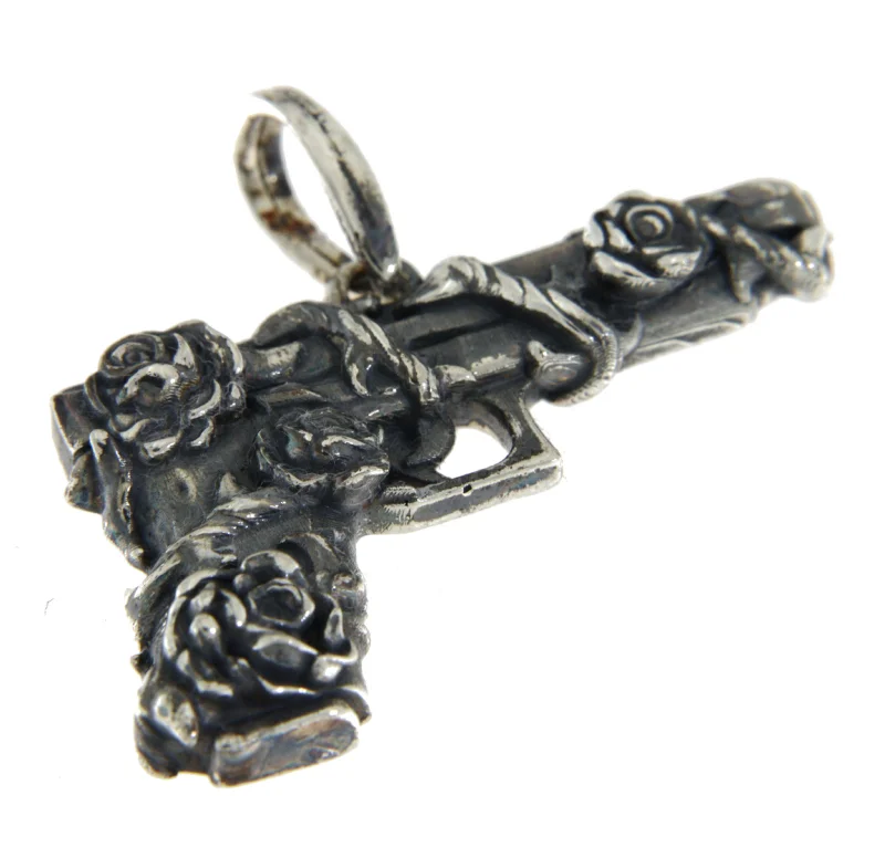 Pandantiv Argint 925 Pistol Vintage cu Trandafiri – Contrast între Forță și Eleganță