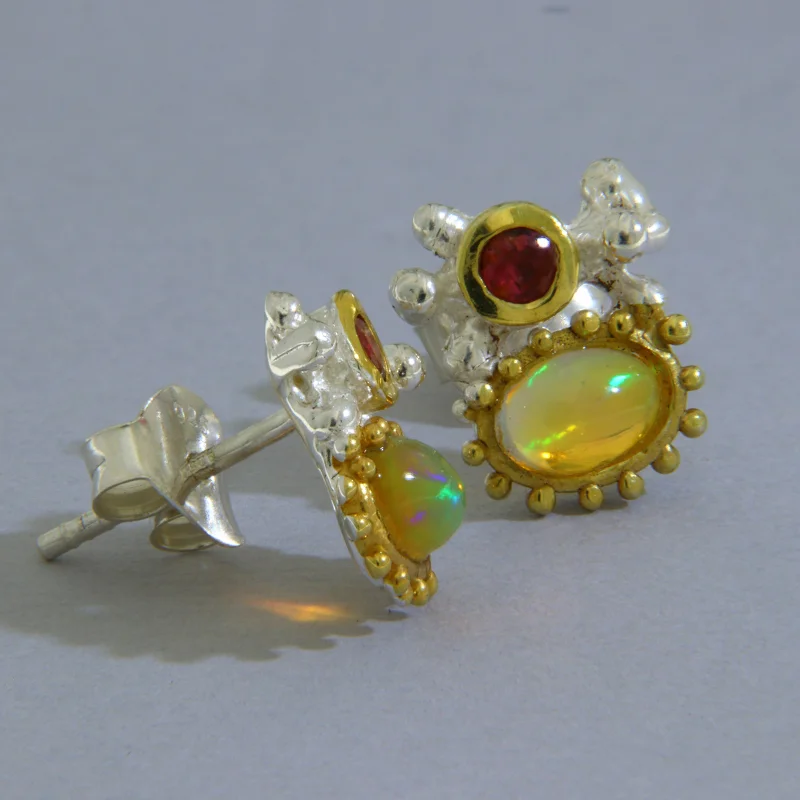 Cercei Stud Argint 925 Accente Aurite Opal Granat Rodolit Naturale - Vibratie si Eleganta