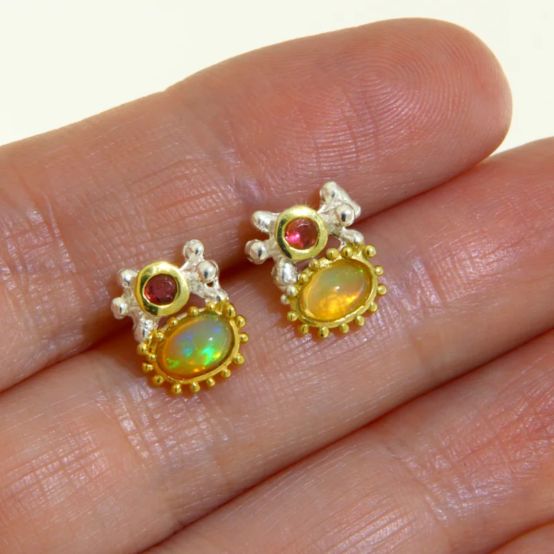 Cercei Stud Argint 925 Accente Aurite Opal Granat Rodolit Naturale - Vibratie si Eleganta