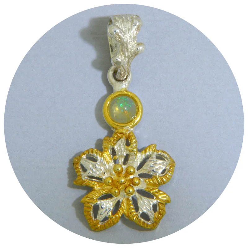 Pandantiv Argint 925 Accente Aurite Opal etiopian Natural - Reflexii Unice si Delicatete Florala