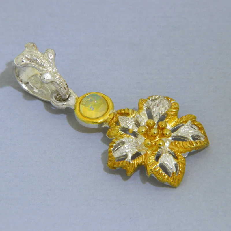Pandantiv Argint 925 Accente Aurite Opal etiopian Natural - Reflexii Unice si Delicatete Florala