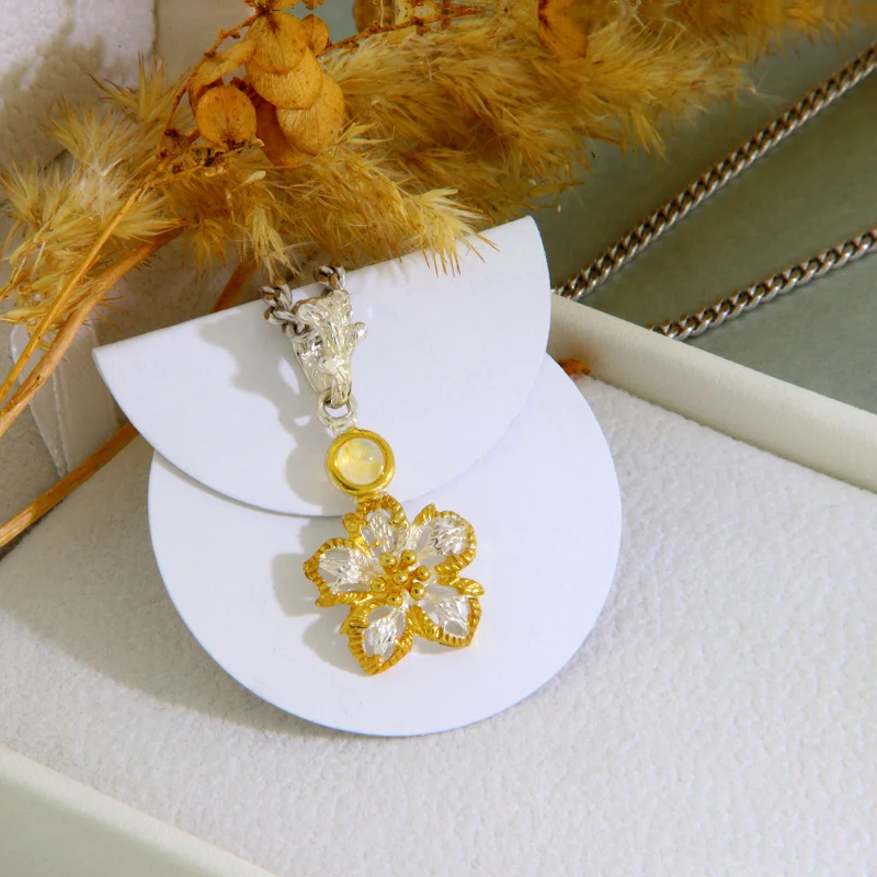 Pandantiv Argint 925 Accente Aurite Opal etiopian Natural - Reflexii Unice si Delicatete Florala