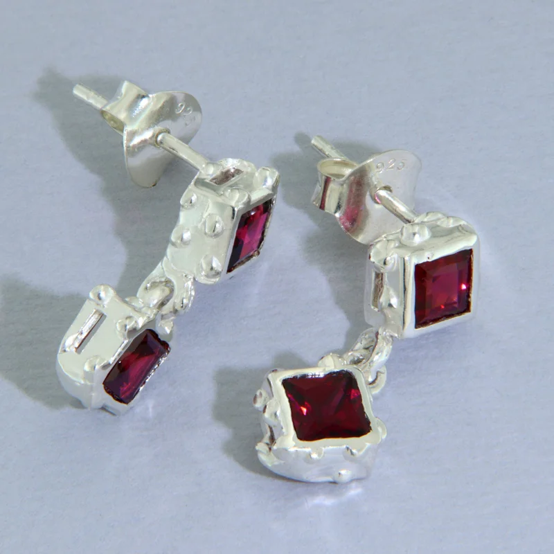 Cercei Stud Argint 925 Granat Natural - Contrast si Stralucire Distinctiva