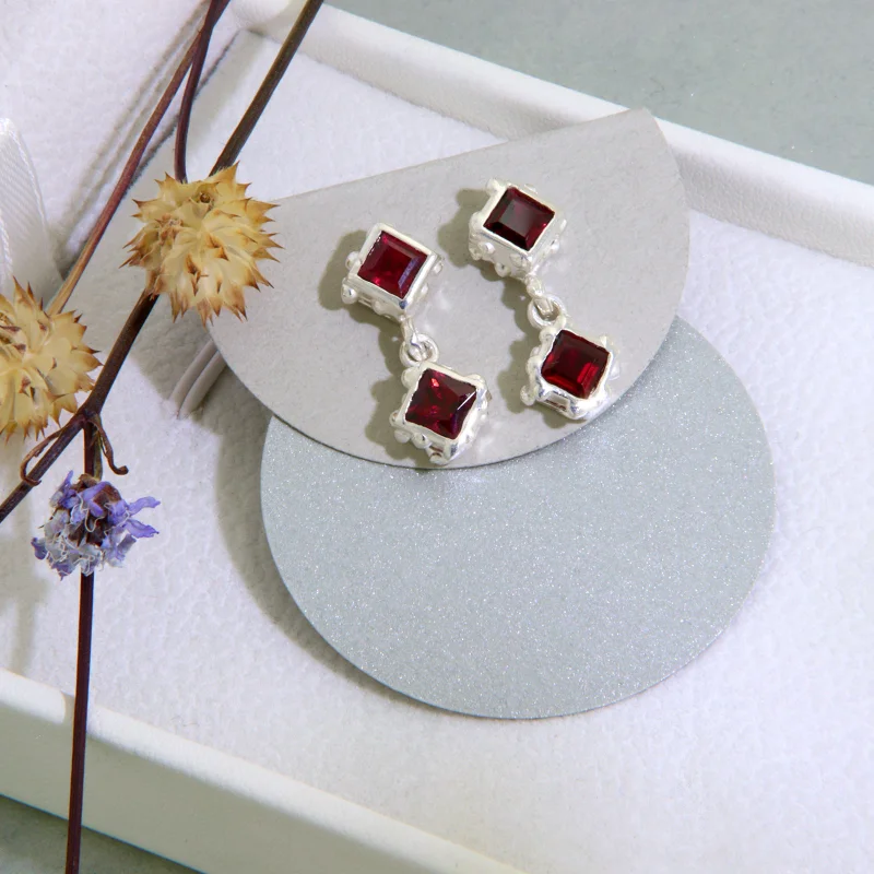 Cercei Stud Argint 925 Granat Natural - Contrast si Stralucire Distinctiva