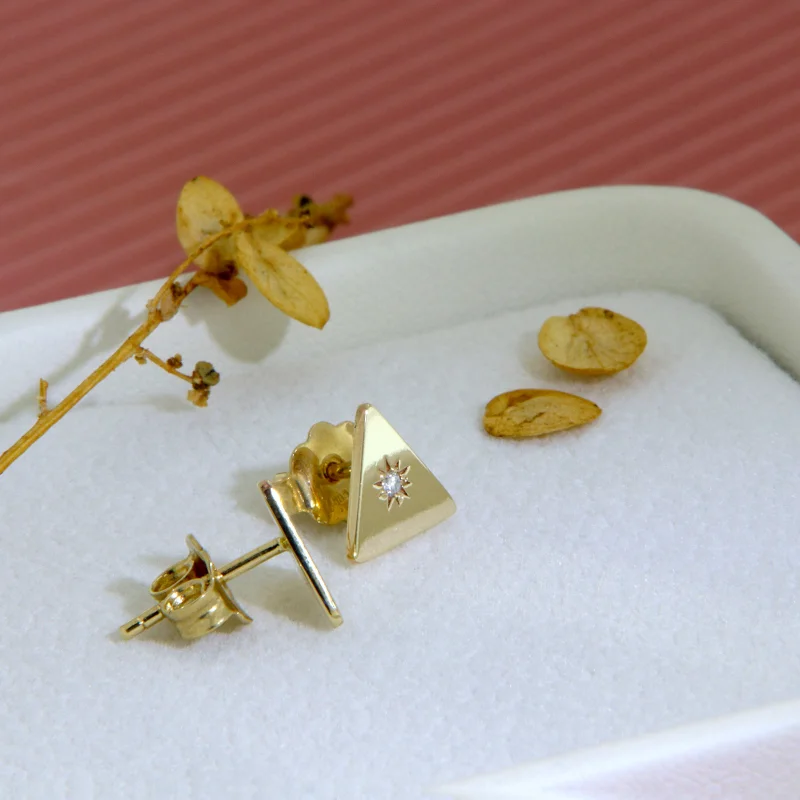 Cercei Stud Aur Galben 14k Triunghi Diamante Naturale - Minimalism si Stralucire Pura