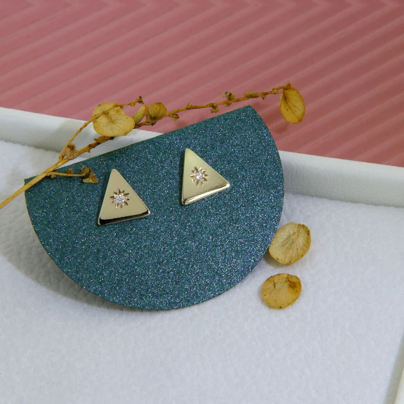 Cercei Stud Aur Galben 14k Triunghi Diamante Naturale - Minimalism si Stralucire Pura