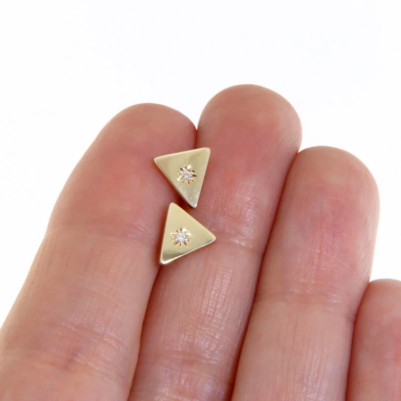 Cercei Stud Aur Galben 14k Triunghi Diamante Naturale - Minimalism si Stralucire Pura