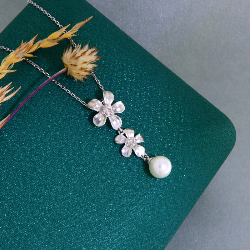  Pandantiv cu Lantisor Aur Alb 14k - Flori cu Diamante si Perla de Cultura Naturale