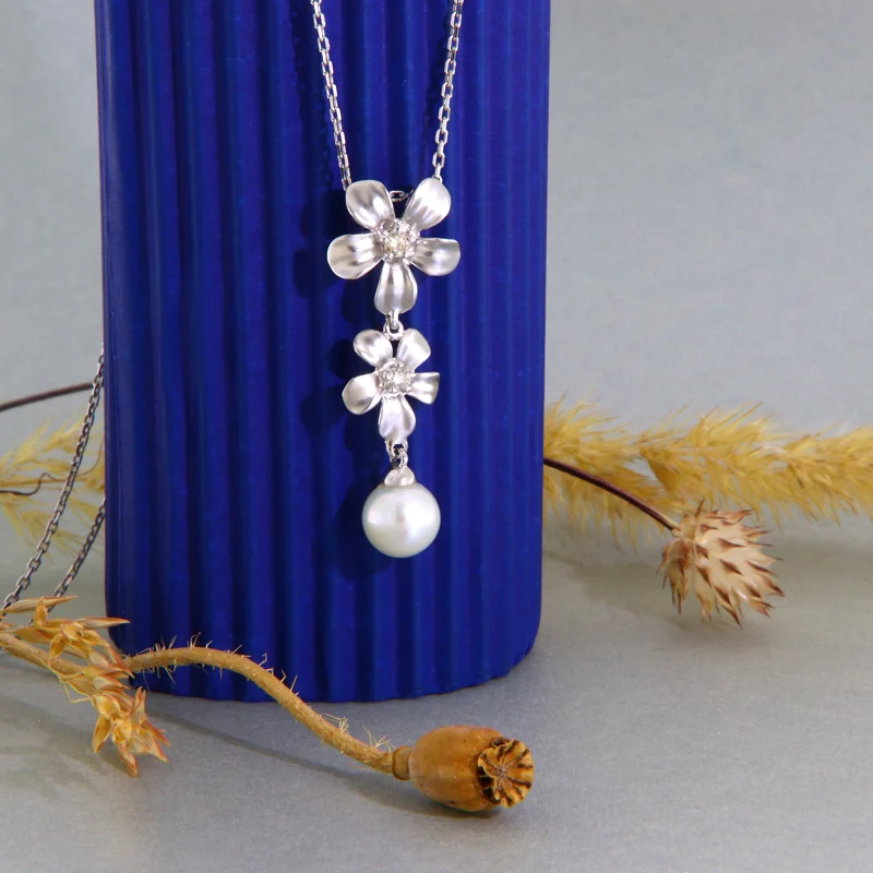  Pandantiv cu Lantisor Aur Alb 14k - Flori cu Diamante si Perla de Cultura Naturale
