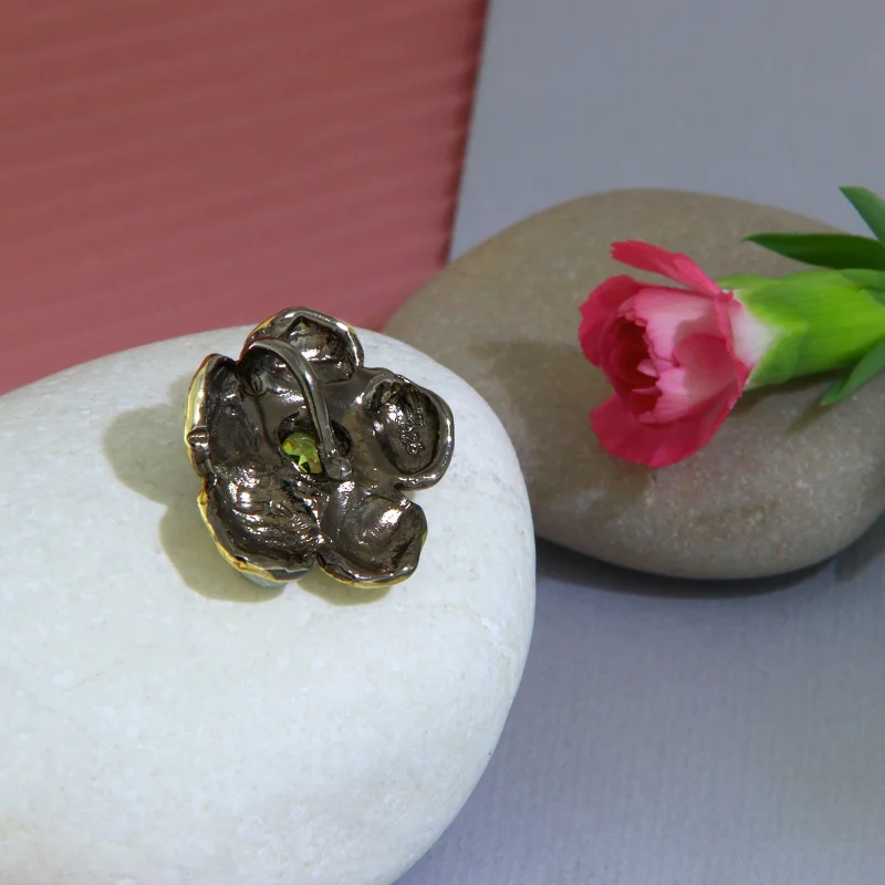 Pandantiv Argint 925 Rodiat Negru Accente Aurite Peridot Natural - Floare Rafinata