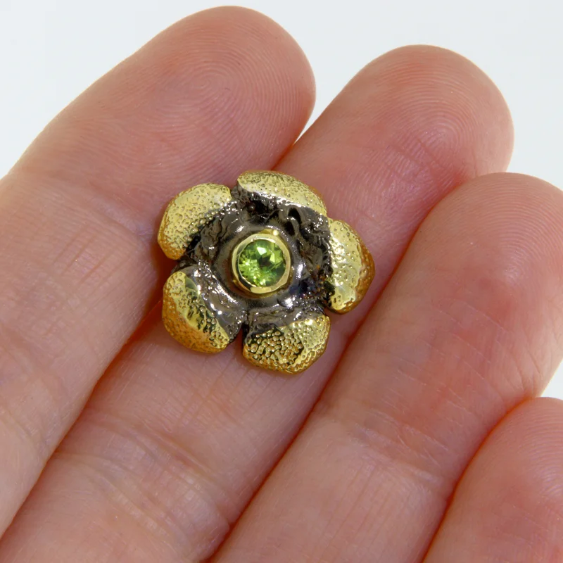 Pandantiv Argint 925 Rodiat Negru Accente Aurite Peridot Natural - Floare Rafinata