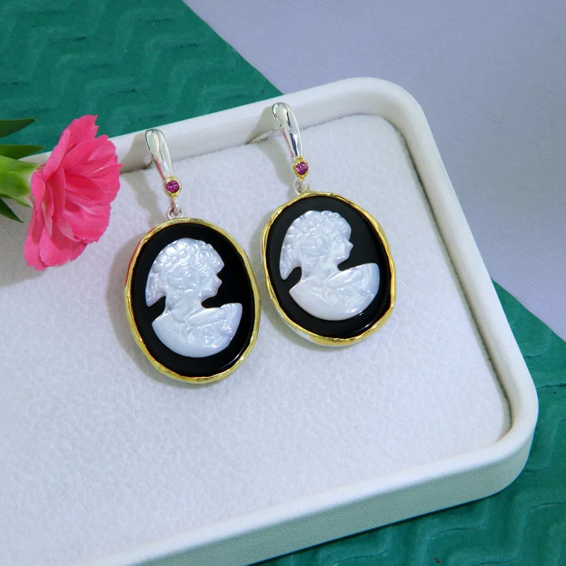 Cercei Argint 925 cu Accente Aurite – Onix Negru &amp; Camee din Sidef Natural | Eleganta Clasica