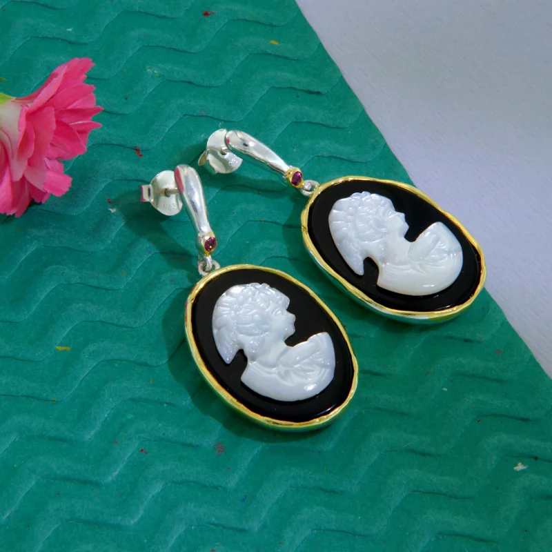 Cercei Argint 925 cu Accente Aurite – Onix Negru &amp; Camee din Sidef Natural | Eleganta Clasica