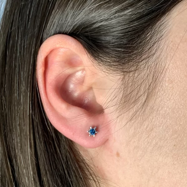 Cercei Aur Alb 14K 585 cu Diamante Naturale Albastre - Stralucire Captivanta