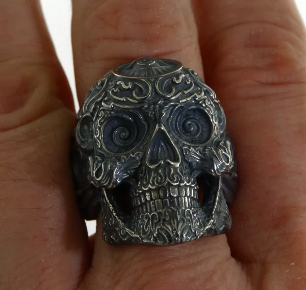 Ghiul masiv din argint  cu craniu mexican emana o estetica impresionanta si misterioasa