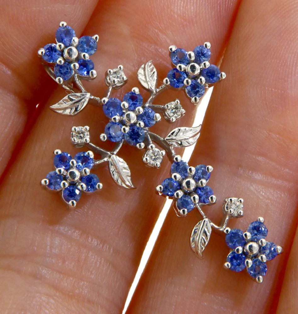 Pandant Aur Alb 750 cu Safire de Ceylon si Diamante Naturale - Splendoare si Rafinament