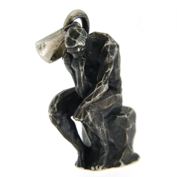 Pandantivul din argint Ganditorul The Thinker emana o aura de introspectie si de profunzime