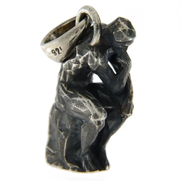 Pandantivul din argint Ganditorul The Thinker emana o aura de introspectie si de profunzime