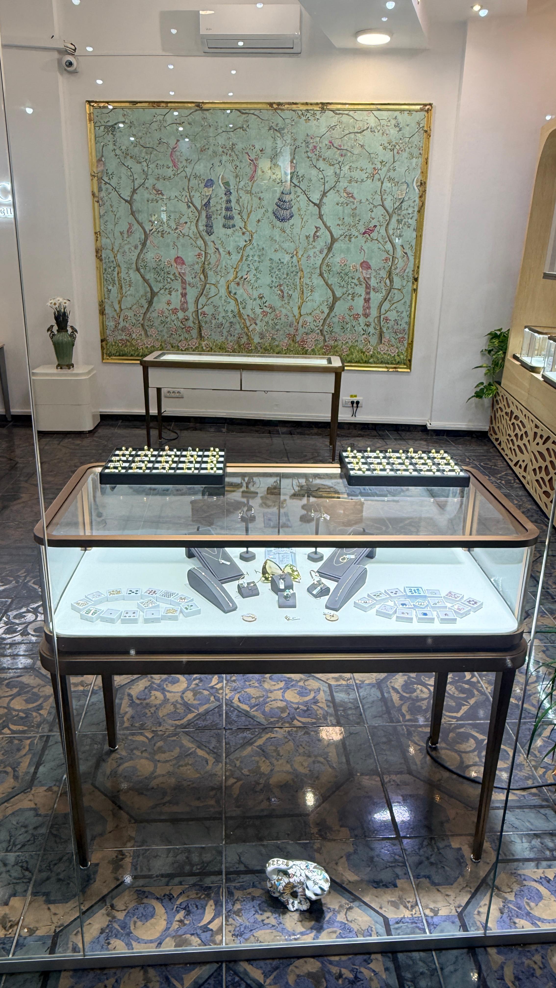 Showroom StilUnic cu vitrine de bijuterii